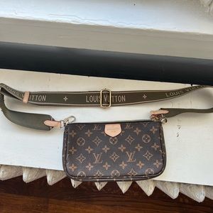 Crossbody with thick strap
